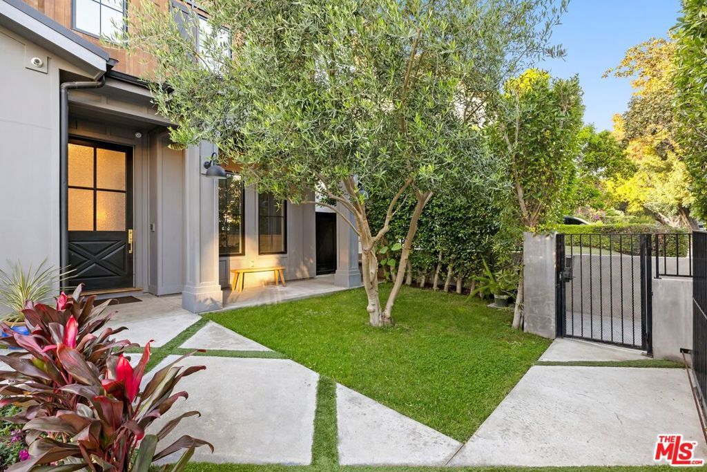 Photo of 833 N Sierra Bonita Avenue, Los Angeles, CA 90046 (MLS # 25630677)