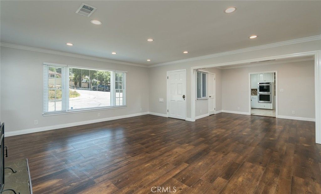 listing image 130729619489921196632
