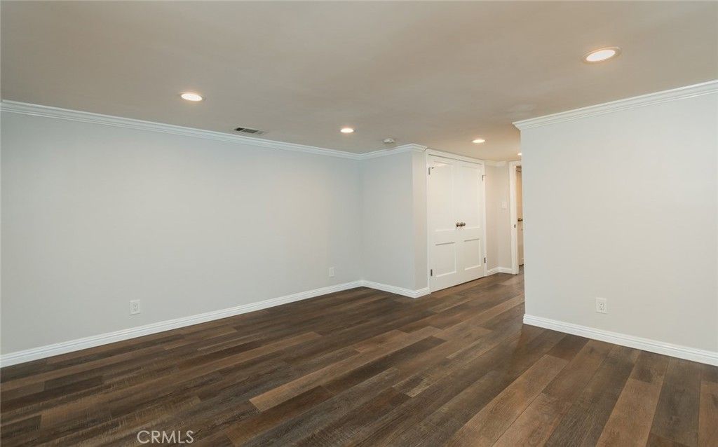 listing image 130725514474353436237