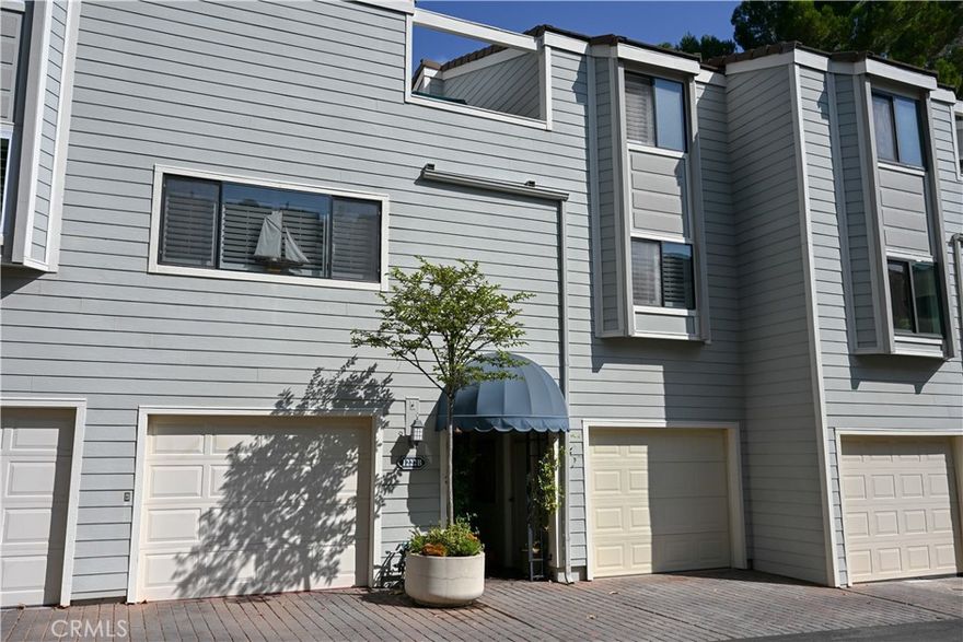 Welcome to Westlake Bay! Discover sophisticated lakeside living in this completely upgraded 3-bedroom, 2 1/2-bathroom townhome-like condo, ideally situated in the highly sought-after Westlake Bay community. This exquisite residence offers the perfect blend of modern luxury and a desirable lifestyle. Step inside and be captivated by the meticulous attention to detail and high-end finishes throughout. The open-concept living area flows seamlessly, featuring hard wood flooring through out, dual-pane windows, and high ceilings. There is a living room with a fireplace and a large walk-around patio. The gourmet kitchen is a chef's dream, with top-of-the-line stainless steel appliances, custom cabinets, gorgeous countertops, and a breakfast bar. The primary bedroom is generously sized, providing a comfortable retreat offering two walk-in closets and a spa-like ensuite bathroom with a walk-in shower. The third bedroom has its own private balcony. There is a separate laundry room. One of the only townhomes in the community to have two garages. Enjoy the Westlake Bay lifestyle with access to beautiful walking paths, a full-size clubhouse with a kitchen, excellent for parties or get-togethers. It includes a gym and two community pools, and a spa. The community is known for its serene lake views, well-maintained grounds, and sits on Westlake Lake with four private boat docks. Boat to restaurants, shopping, and more. This truly turn-key home offers a rare opportunity to experience luxurious, low-maintenance living in one of Westlake Village's most desirable communities. Don't miss your chance to call this exceptional property home!
Virtual Tour at https://unbranded.visithome.ai/n3QtrmvCxcMGsZLXeiP6Gm?mu=ft&t=1759958066