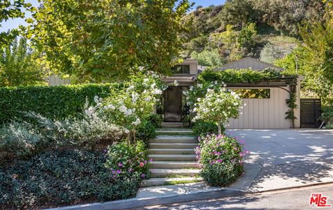 Photo of 9024 Wonderland Park Avenue, Los Angeles, CA 90046 (MLS # 25627945)