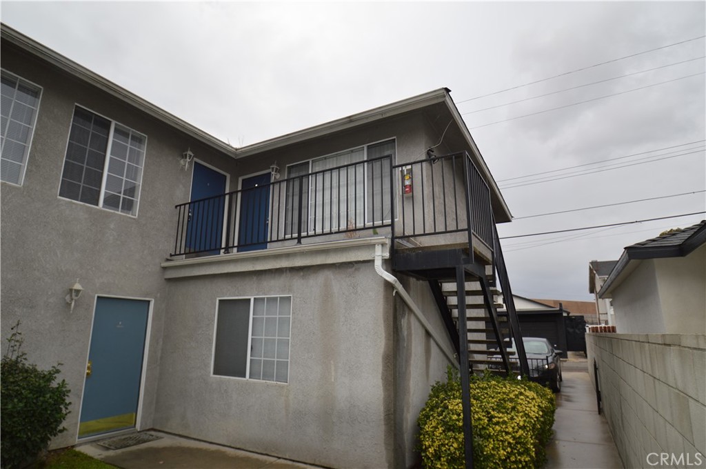 Large 2 bedroom unit. Nicley remodeled Lower unit in Burbank. Quiet 4 unit building with community laundry, 2 parking spots and storage unit. This is an bottom unit with large closets, updated flooring, with dining area. Kitchen with Fridge, Stove and Dishwasher.
HVAC