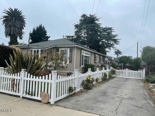 Charming 1 bedroom, 1 bathroom front house located in the heart of Midtown Ventura. Nestled in a highly sought-after neighborhood, this home offers the perfect blend of comfort and convenience. Enjoy the ease of having in-home laundry and the benefits of a shared and relaxing common area. Just minutes from shopping, restaurants and freeway access, this location can't be beat.