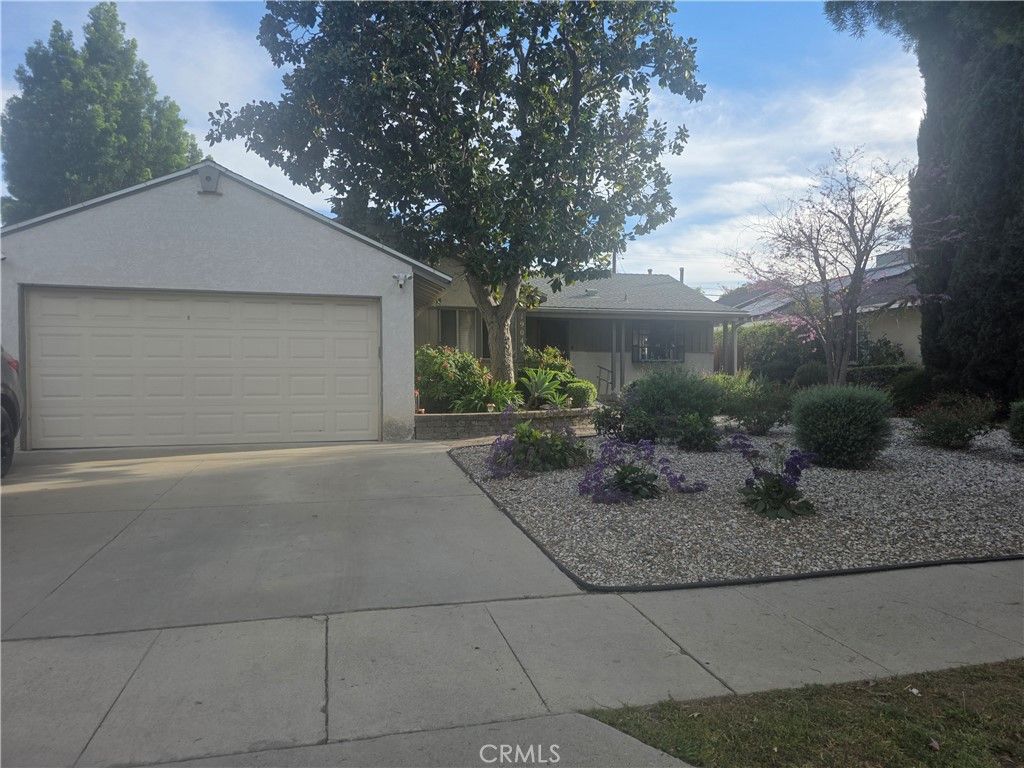 Photo of 19040 Friar St, Tarzana, CA 91335 (MLS # SR26056112)