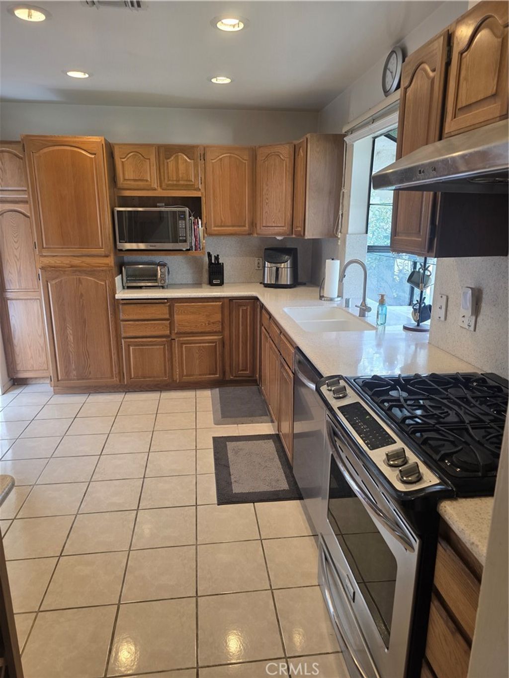 Photo of 19040 Friar St, Tarzana, CA 91335 (MLS # SR26056112)