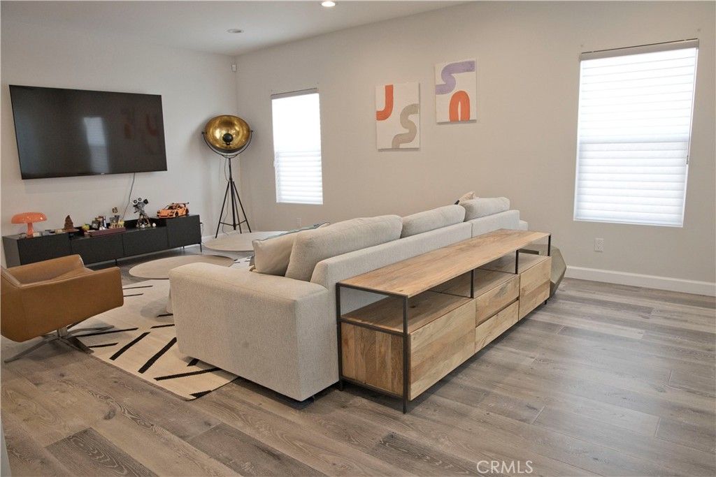 listing image 130727560447323261989