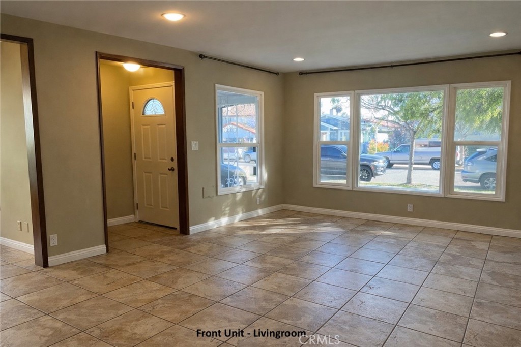 231 231-1/2 E Dexter Street