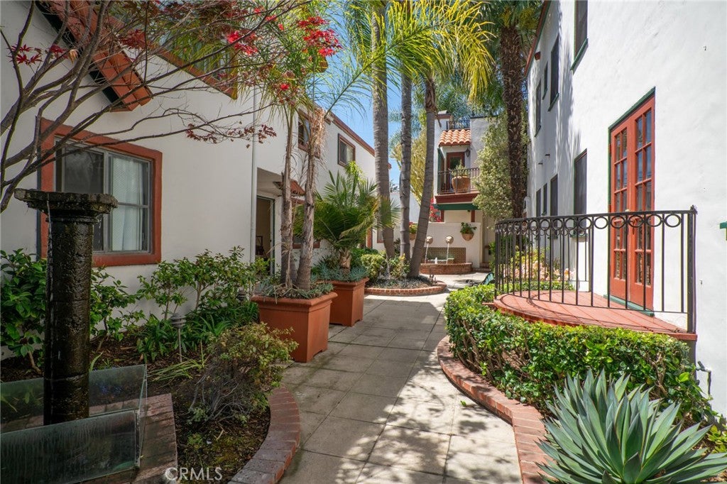 815 Roswell Avenue