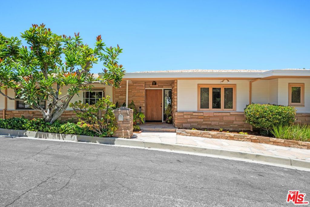 14947 Rhinestone Drive, Sherman Oaks CA 91403