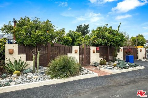 Photo of 6033 Fulcher Ave, North Hollywood, CA 91606 (MLS # SR26029532)