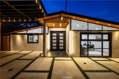 Photo of 22263 Flanco, Woodland Hills, CA 91364 (MLS # SR26029362)