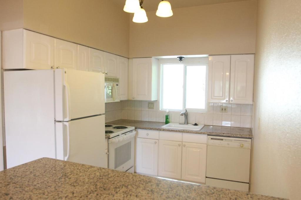 3 bed/ 2 full baths approx 1,100 sq ft walking distance to downtown. Beautiful Hardwood floors, fireplace, newer stove in kitchen with granite counter tops, dishwasher.. . 3 car driveway parking is available on the property, washer and dryer. Close to transportation/ Caltrain station, with easy access to freeways, and close to the Vibrant downtown night life and restaurants.
