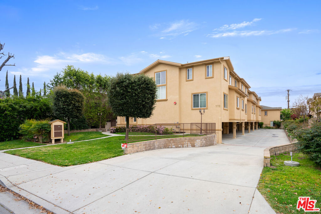 Properties 2 772 W Huntington Drive