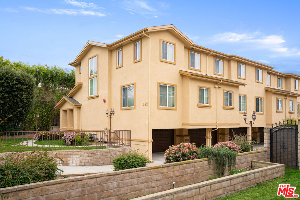 Properties 3 772 W Huntington Drive