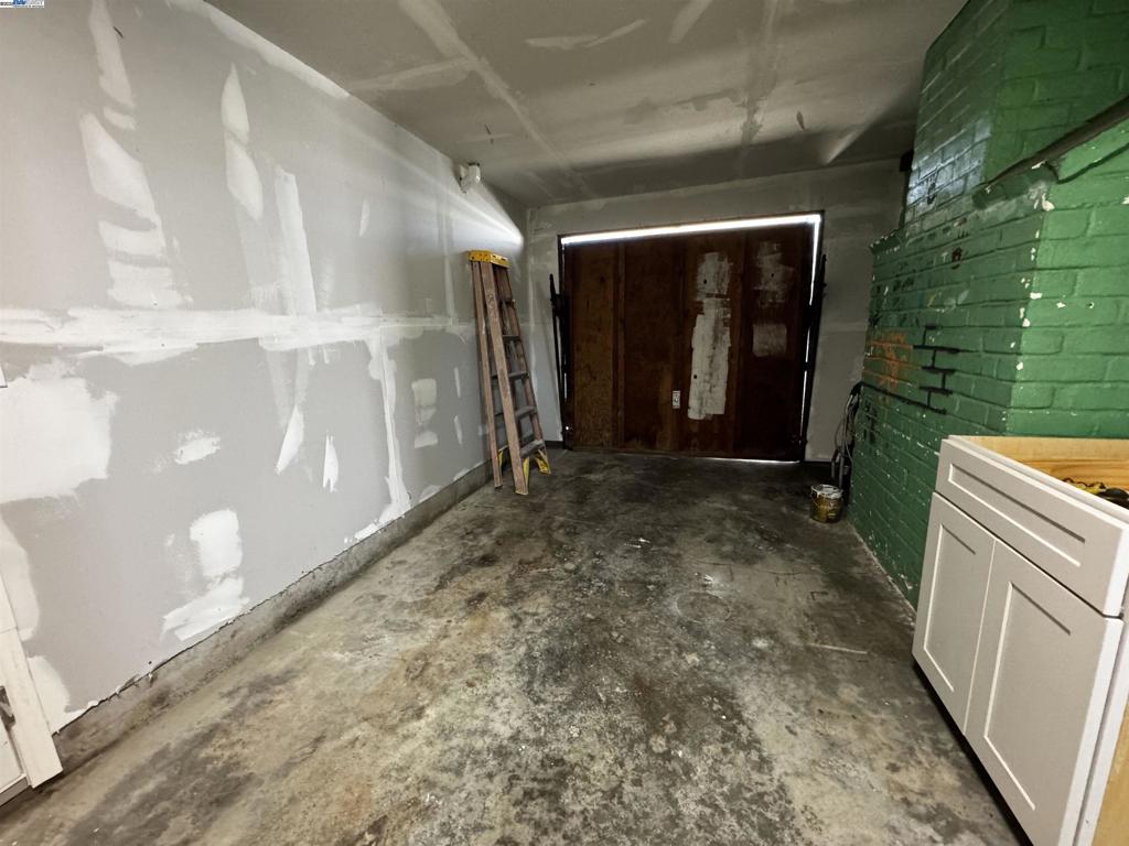 SLONZO VIL - Residential Lease