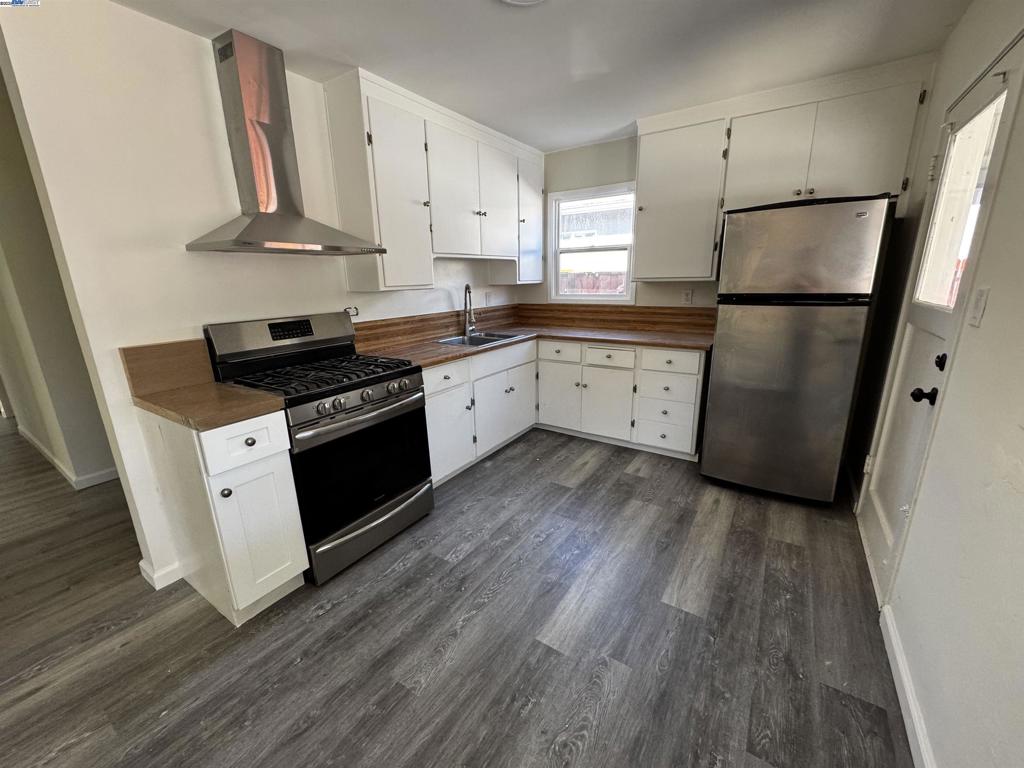 Location, Location, Location. This charming 3 bed 1 bath home is located on quiet side street but so close to everything making all your routine stops so much more convenient. Public parks, shopping, public transit, schools are just a stones through away. Have a family Bbq or let the kids ride the train at the newly renovated Kennedy Park, walk your dog at the local Del Rey Park just down the street or take a scenic walk at the Hayward Regional Shoreline less than mile away. The home features lots of upgrades including new laminate floor and new fresh paint, newer vinyl windows and much much more. THIS IS NOT A MUST SEE, A MUST HAVE! Apply with RentSpree https://apply.link/BMxG30Y