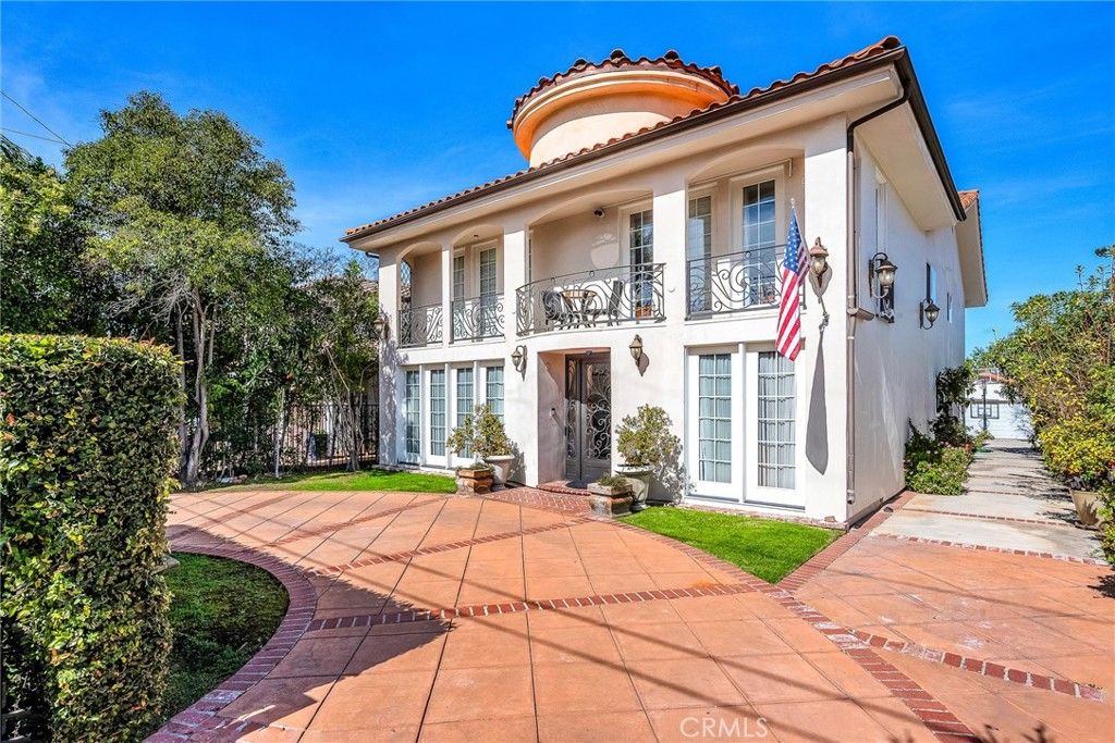 Photo of 18423 Linnet St, Tarzana, CA 91356 (MLS # SR26039682)