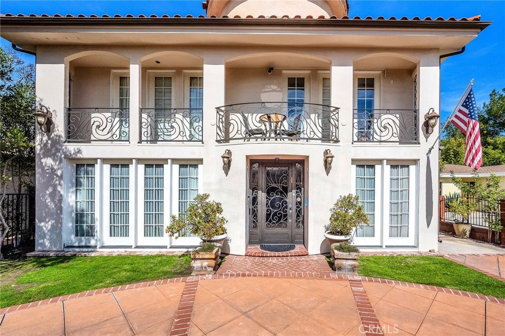 Photo of 18423 Linnet St, Tarzana, CA 91356 (MLS # SR26039682)