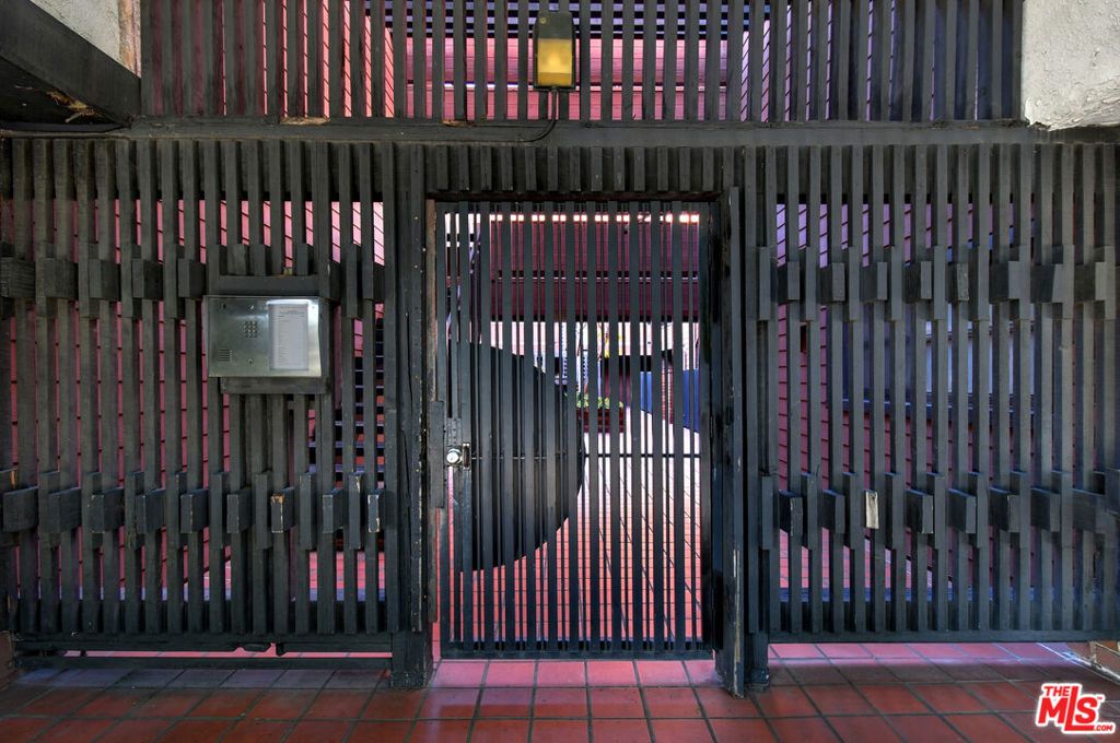 Photo of 4425 Whitsett Avenue #218, Studio City, CA 91604 (MLS # 26634185)