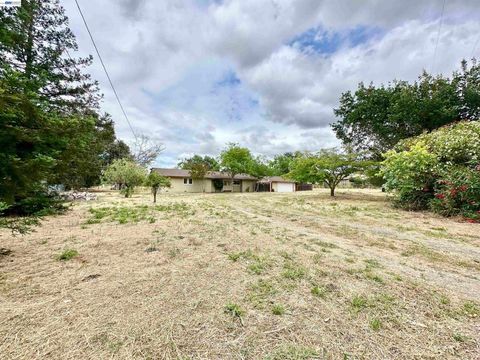 Photo of 744 Mockingbird Ln LN, Pleasanton, CA 94566 (MLS # 41136390)