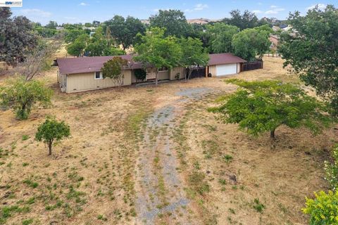 Photo of 744 Mockingbird Ln LN, Pleasanton, CA 94566 (MLS # 41136390)