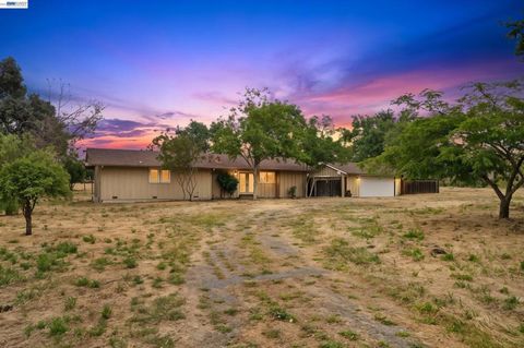 Photo of 744 Mockingbird Ln LN, Pleasanton, CA 94566 (MLS # 41136390)