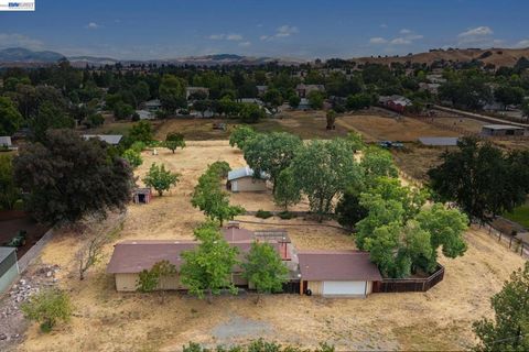 Photo of 744 Mockingbird Ln LN, Pleasanton, CA 94566 (MLS # 41136390)
