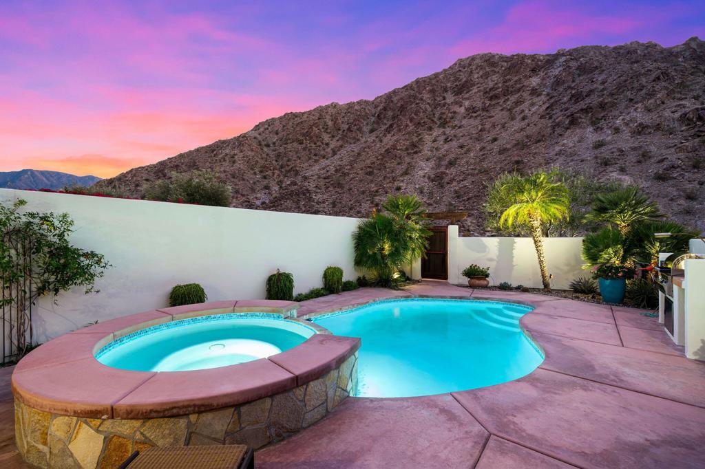 52320 Avenida Montezuma