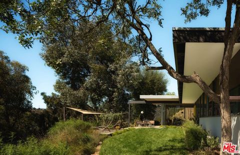 Photo of 1531 N Tigertail Road, Los Angeles, CA 90049 (MLS # 26638005)