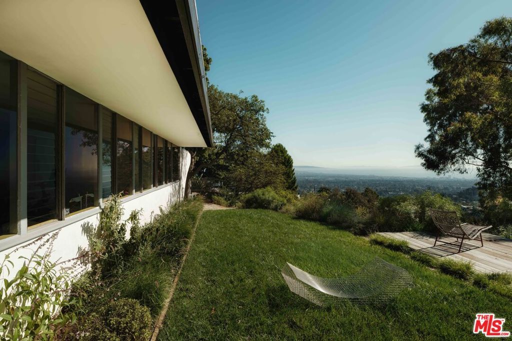 Photo of 1531 N Tigertail Road, Los Angeles, CA 90049 (MLS # 26638005)