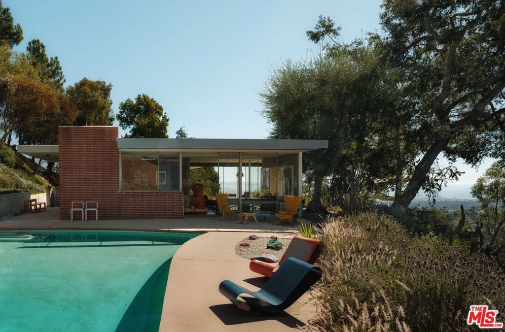 Photo of 1531 N Tigertail Road, Los Angeles, CA 90049 (MLS # 26638005)