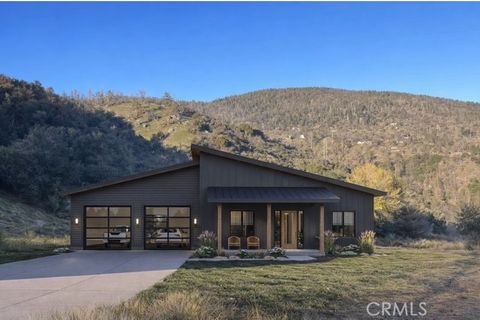 Photo of 27251 Deertrail Dr, Tehachapi, CA 93561 (MLS # LG26136338)