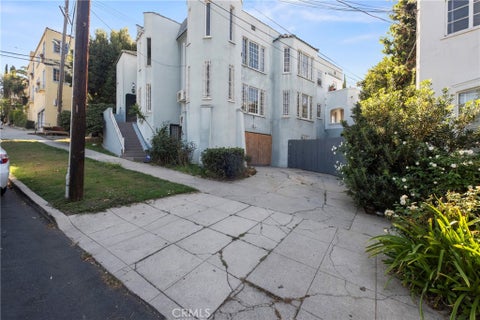 Photo of 4916 W 12th ST, Los Angeles, CA 90019 (MLS # SR26185421)