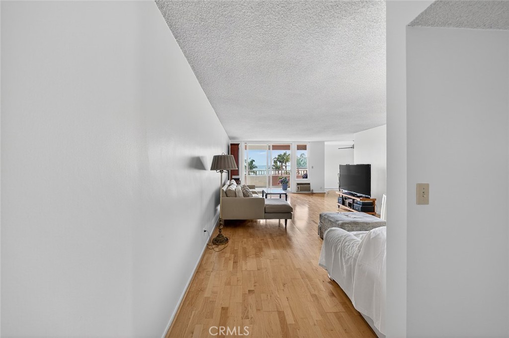 1635 E Ocean C4