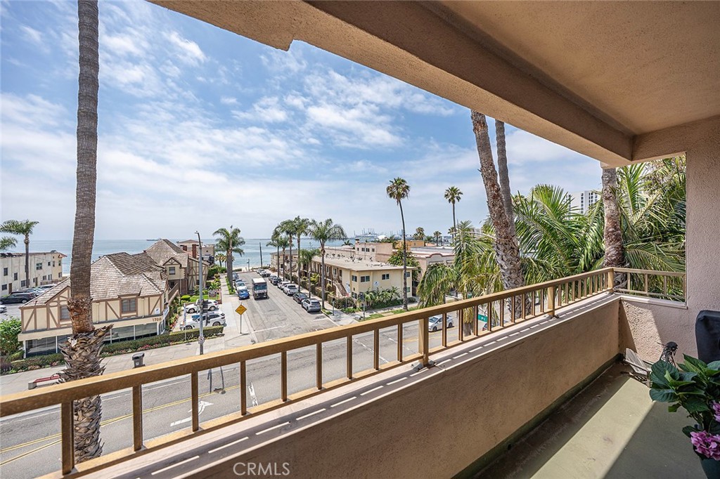 1635 E Ocean C4