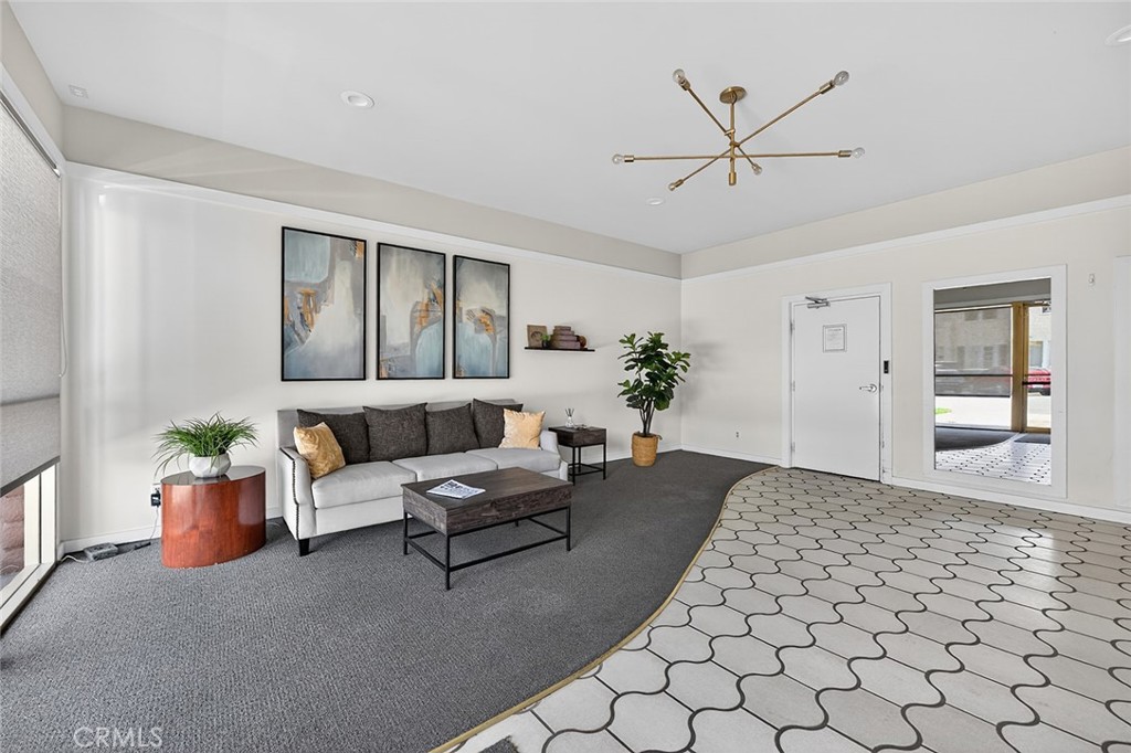 1635 E Ocean C4