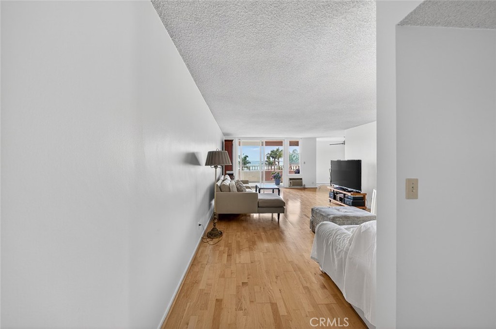 1635 E Ocean C4