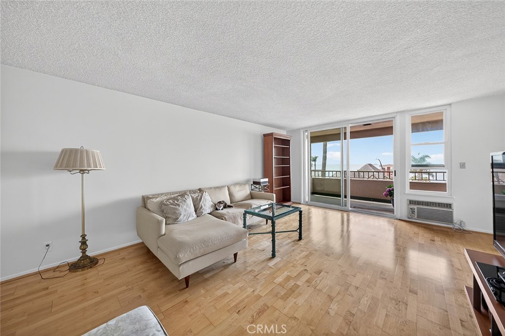 1635 E Ocean C4
