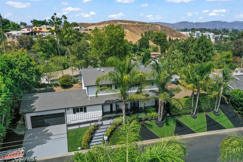 Photo of 20267 Delita Drive, Woodland Hills, CA 91364 (MLS # SR25217413)