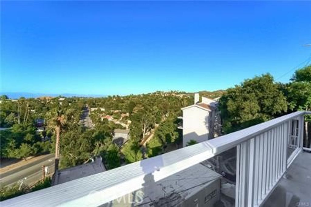 Photo of 21651 Yucatan Avenue, Woodland Hills, CA 91364 (MLS # GD25069129)
