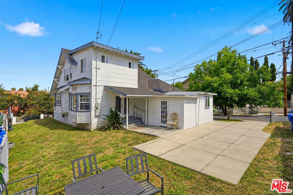152 N Benton Way