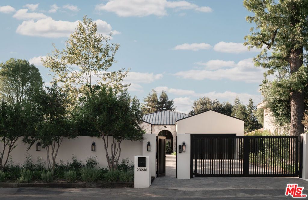 Photo of 23236 Hatteras Street, Woodland Hills, CA 91367 (MLS # 25602355)