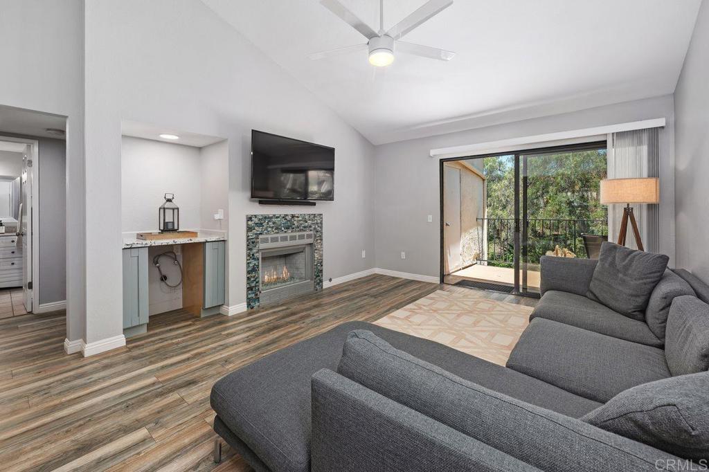 7319 Calle de Fuentes