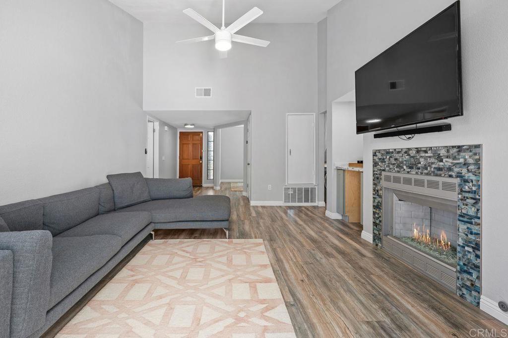 7319 Calle de Fuentes