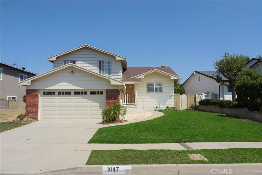1047 Ashbridge LN