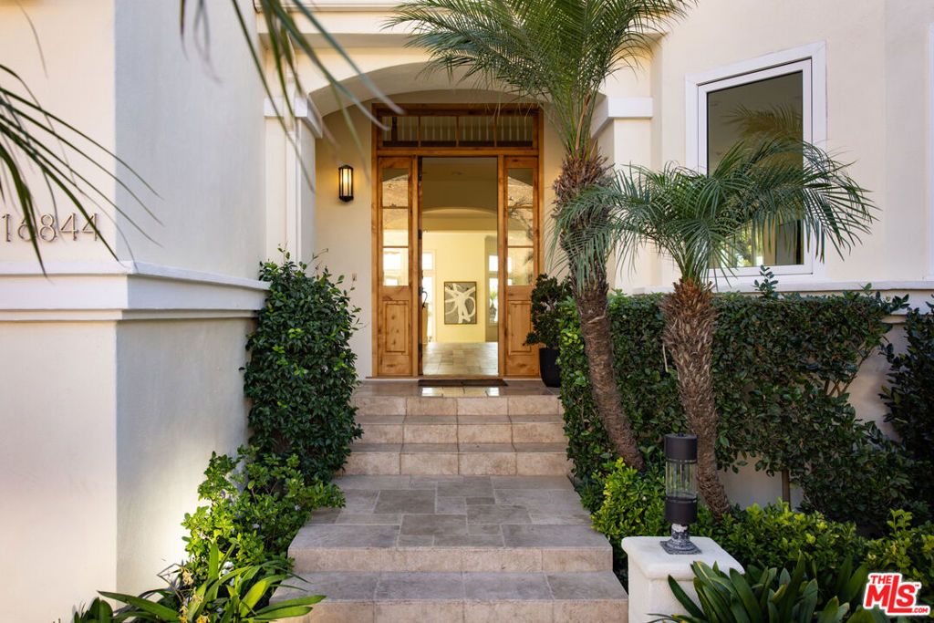 Photo of 16844 Calle De Sarah, Pacific Palisades, CA 90272 (MLS # 25603989)