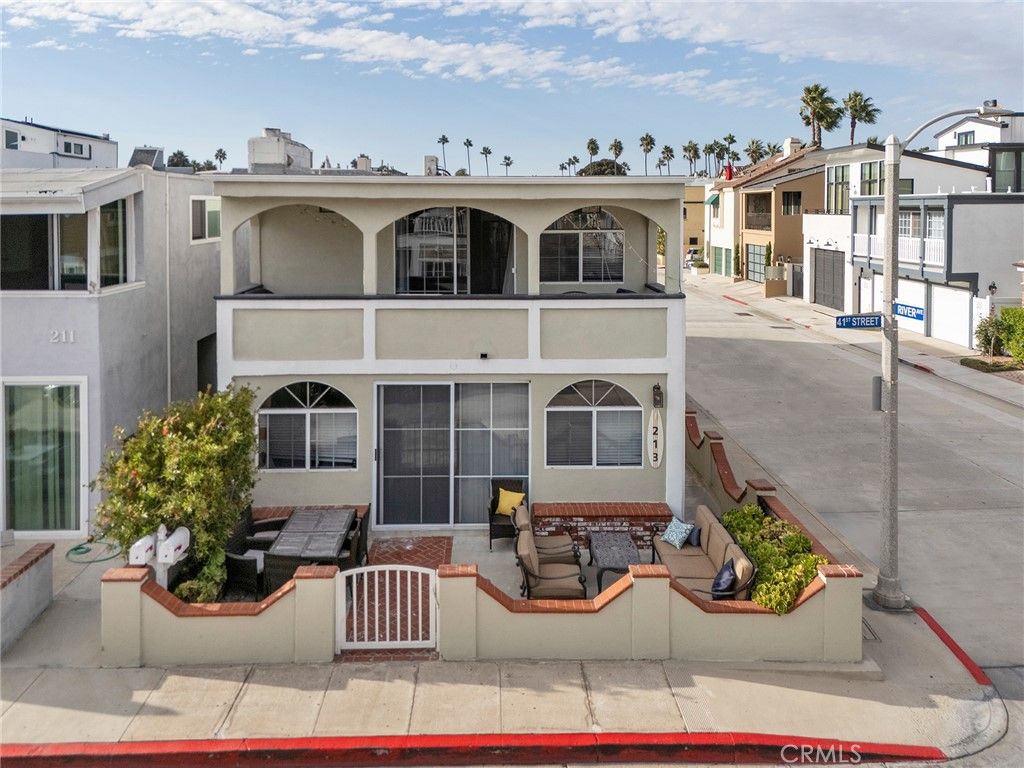 Photo of 213 41st St, Newport Beach, CA 92663 (MLS # NP25236200)