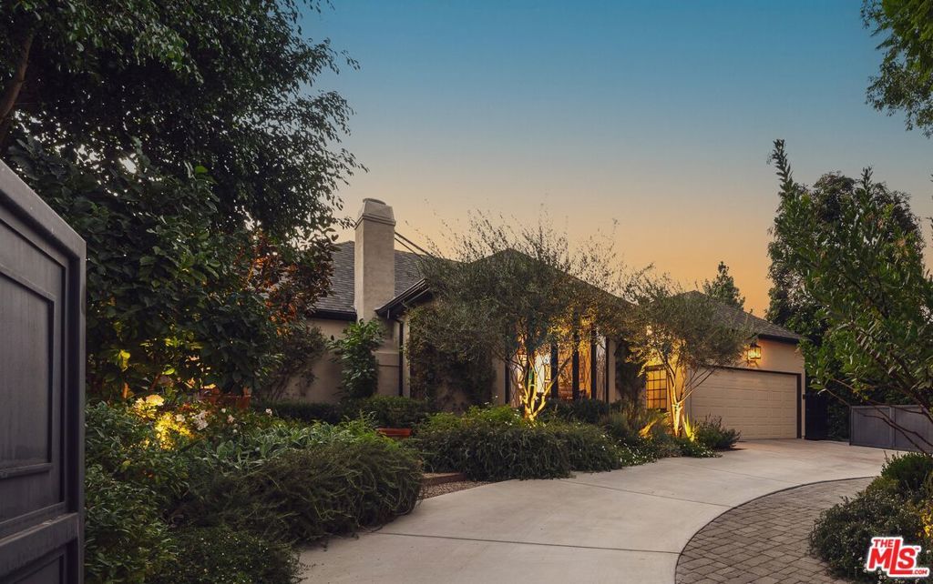 Photo of 13109 Valley Vista Boulevard, Studio City, CA 91604 (MLS # 26656603)