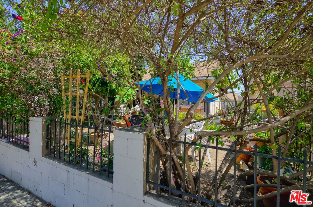 2304 S La Salle Avenue