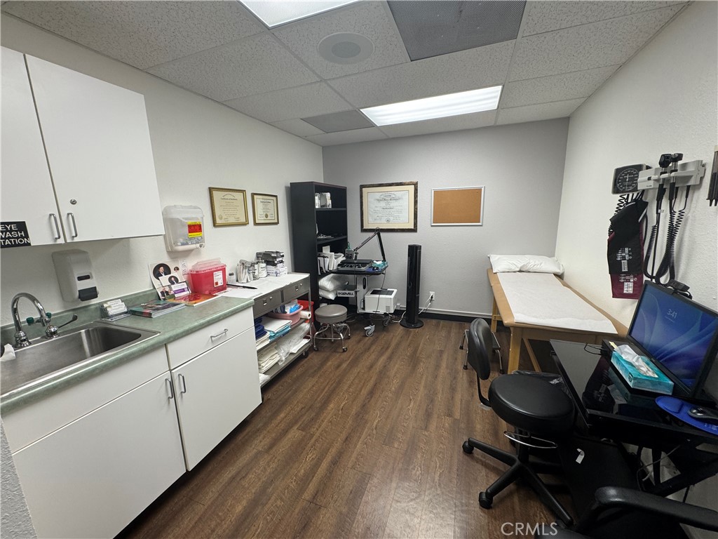 Main image without alt text